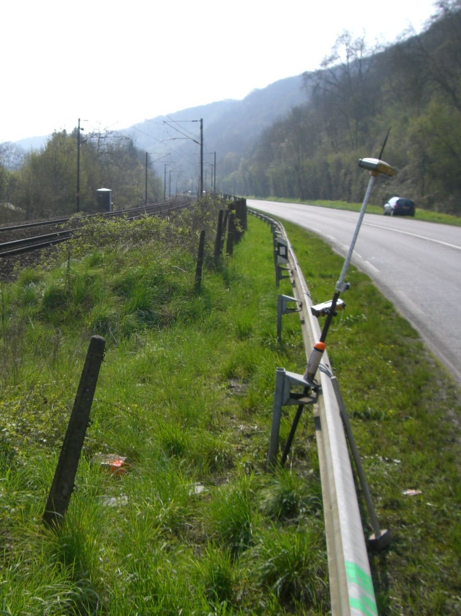 Levé GNSS sur le terrain, en bord de voie